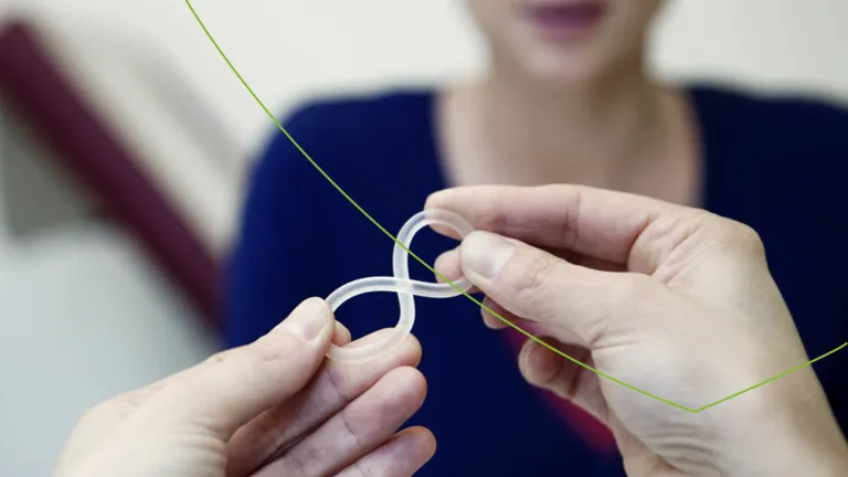 anticonceptiering met vaag op de achtergrond een vrouw