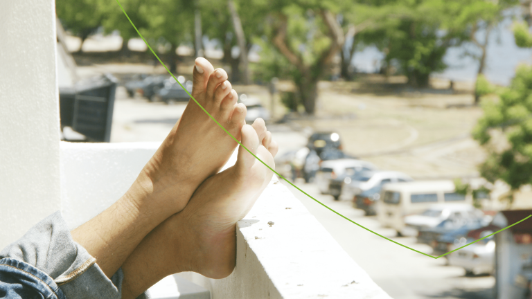 blote voeten op een balkon