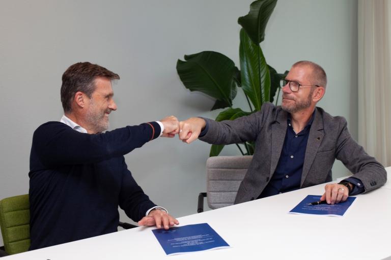 Amon v/d Borg en André Matera geven elkaar een boks na de ondertekening.