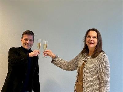 Amon vd Borg en Nicoline van Nieuw Amerongen proosten met champagne