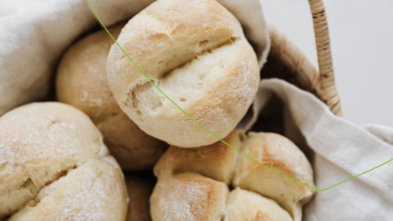 witte broodjes in een rieten mand