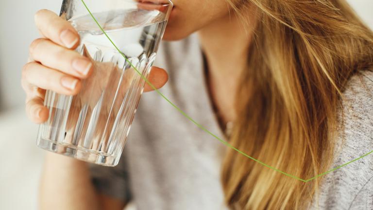 Vrouw drinkt een groot glas water