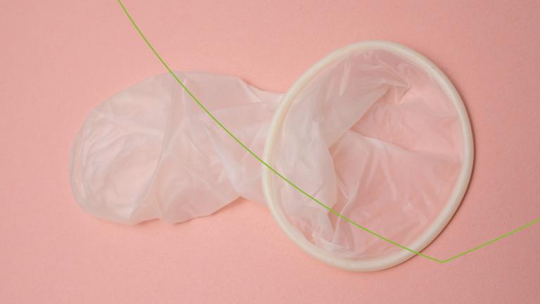 condoom voor vrouwen op roze achtergrond