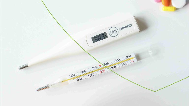 Thermometer geeft 38,3 Celsius aan