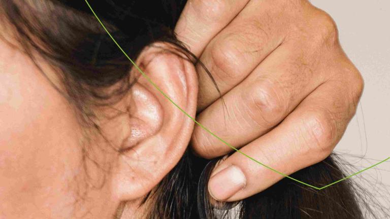 Vrouw laat haar oor zien bij oorpijn