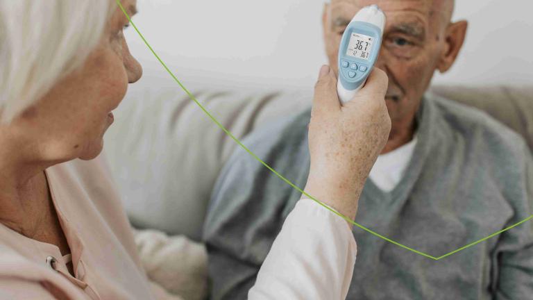 Temperatuur van een man wordt gemeten met een thermometer